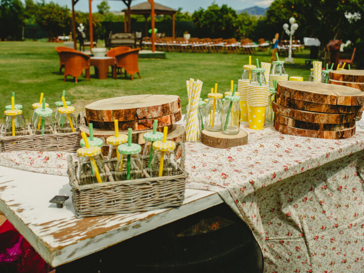 Pailles en papier et assiettes en carton : de réels atouts pour les événements écoresponsables ?