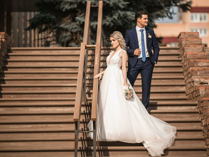 Tenue pour un mariage civil : conseils pour choisir une robe de mariée et un costume adaptés à la cérémonie à la mairie