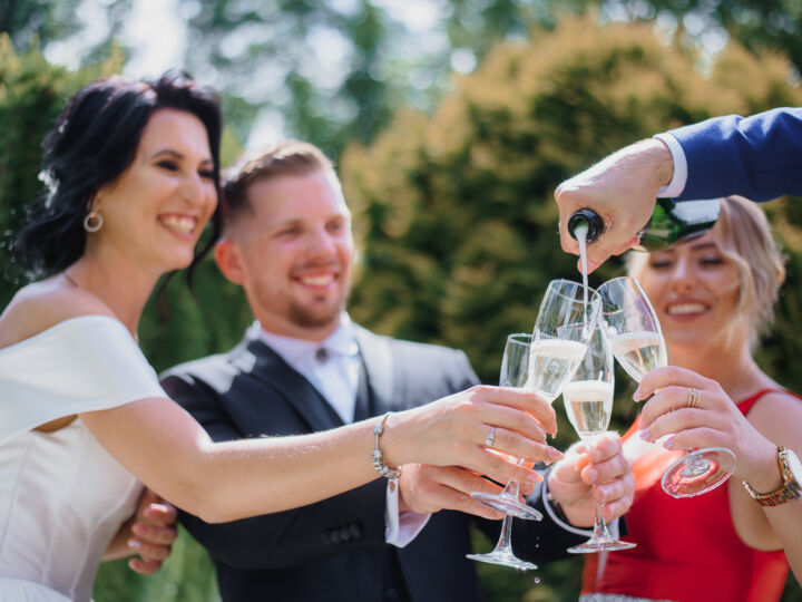 6 manières de dire à ses invités qu'ils sont invités au vin d'honneur et pas à la réception de mariage