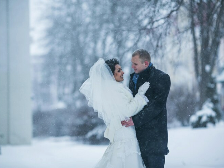 Mariage à Noël : 4 accessoires incontournables pour tenir chaud au marié
