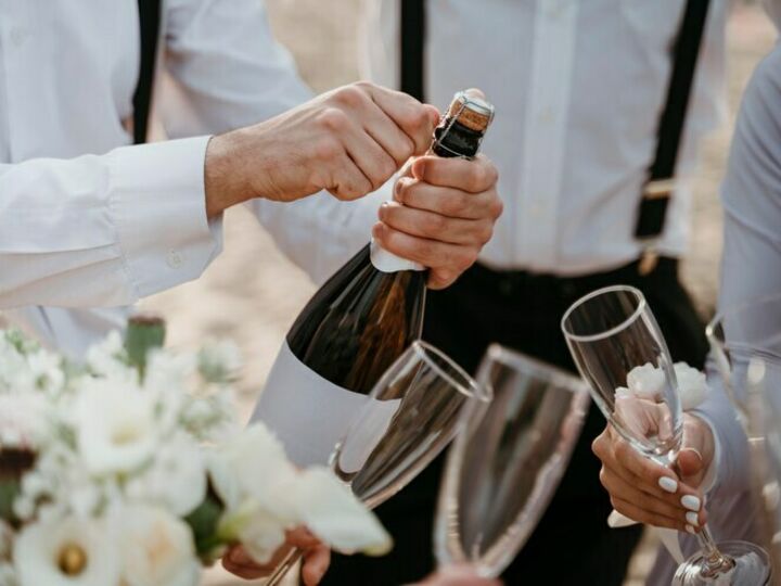 Comment doit être annoncé et facturé le droit de bouchon dans le cadre d'un mariage ?