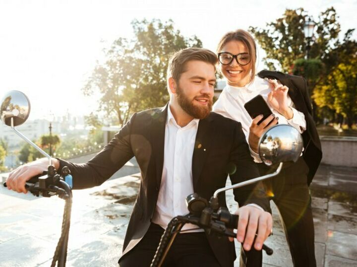 Nouveau look pour une nouvelle vie : quand les mariés réinventent leurs coiffures et leurs garde-robes après le jour J