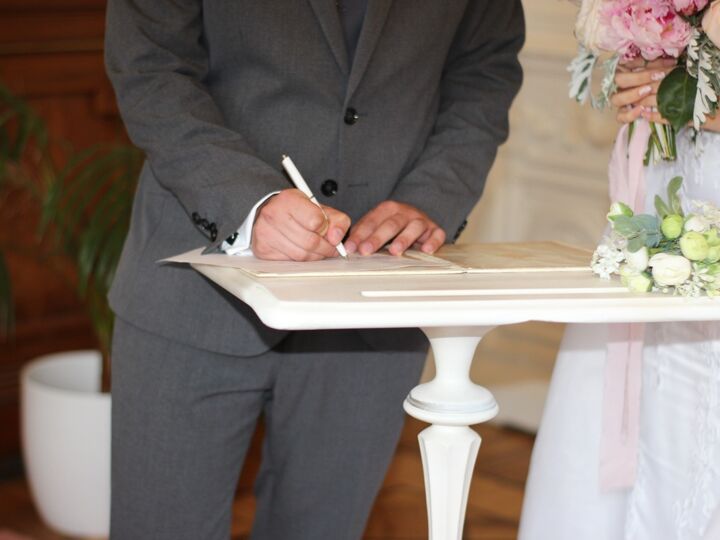 Pourquoi signe-t-on un registre lors d'un mariage à la mairie ?
