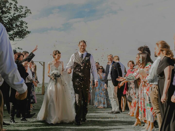 Comment gérer les contributions financières des familles lors d'un mariage ?