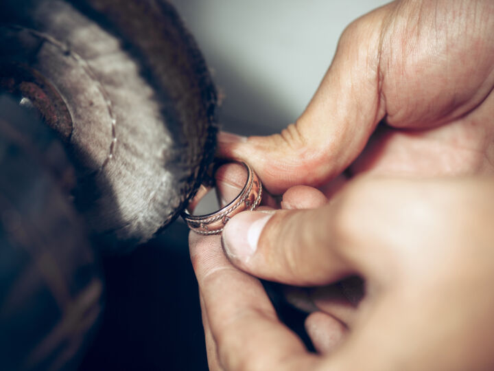 Une promesse faite main avec le façonnage, en couple, de ses alliances de mariage