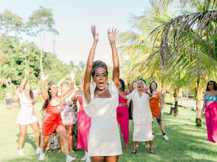 Attrapez le bouquet de la mariée... si vous le voulez bien ! Et si non ?