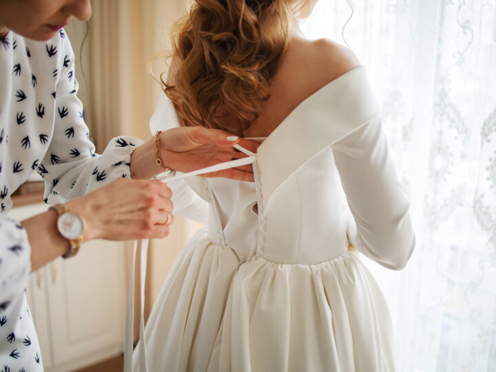 Comment aider la mariée à gérer ses changements de tenue ?