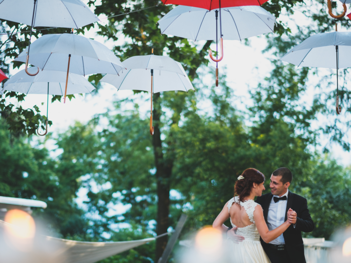 Tout savoir sur la romantique danse du parapluie, incontournable des mariages