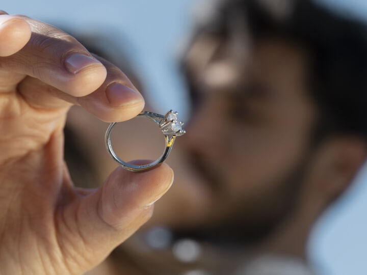 Comment évaluer la qualité des diamants et des pierres précieuses pour votre bague de fiançailles ?