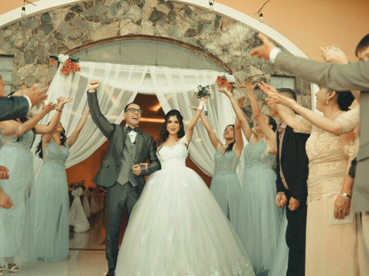 Comment faire une entrée remarquée lors d'un mariage laïc ?