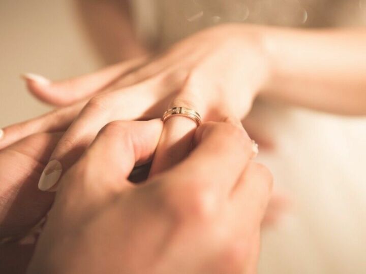Tout savoir sur l'expression "se passer la bague au doigt" dans le cadre d'un mariage