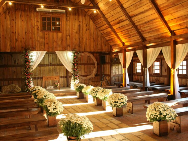 L’art de décorer une réception de mariage dans une grange rustique