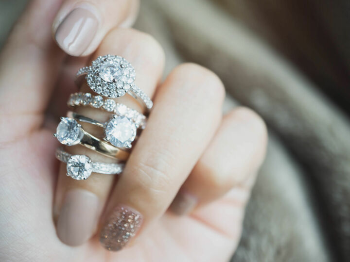 De la promesse aux anniversaires de mariage : 5 bagues symboliques à connaître et comment bien les porter