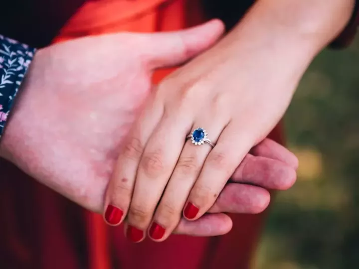 11 pierres de couleur bleue et leur symbolique à envisager pour une bague de fiançailles