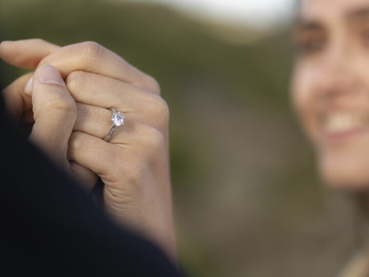 5 pierres blanches élégantes et leur symbolique pour une bague de fiançailles