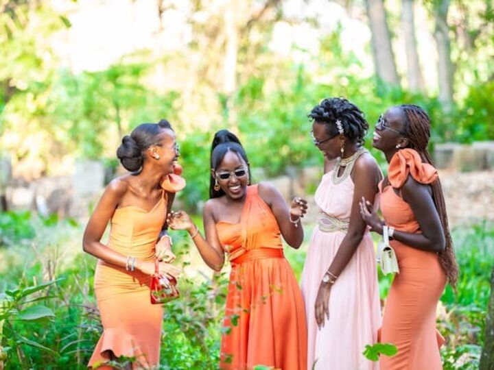 Pochettes, porte-bouquets et astuces cachées : les indispensables de la mariée et de ses demoiselles d'honneur sans sac à main