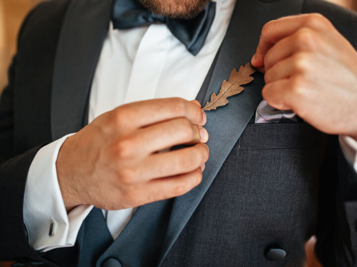 Comment porter une broche sur un costume de mariage ?