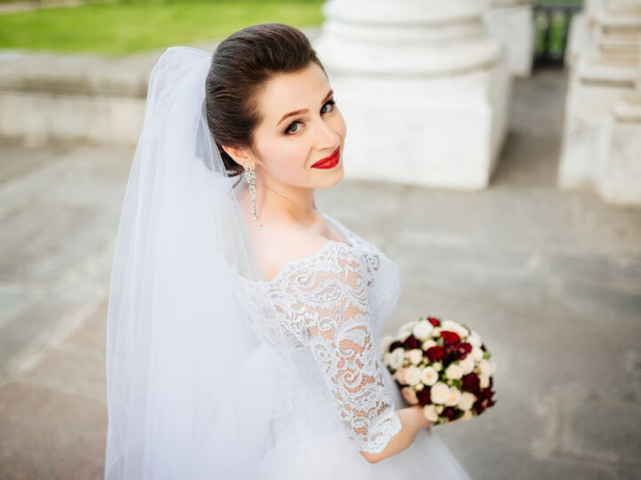 8 astuces pour bien faire tenir le voile de mariée lors d'un mariage