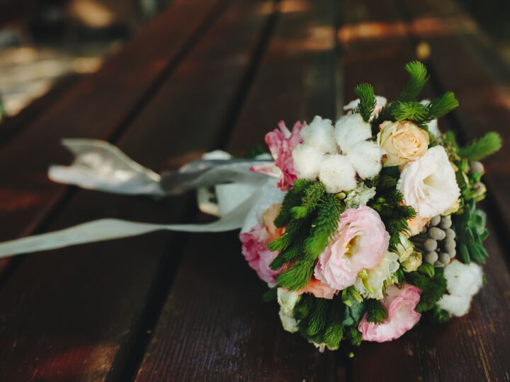 Fleuriste vs DIY : faut-il réaliser soi-même ses compositions florales de mariage ?