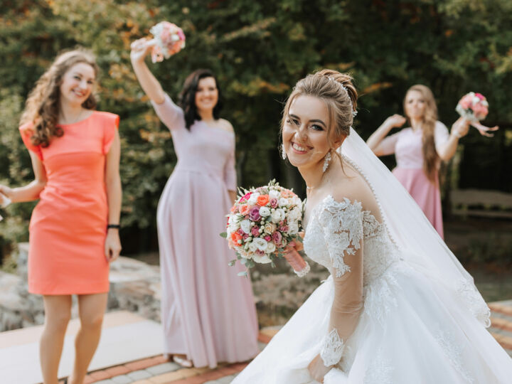 Comment assortir sa tenue d'invité de mariage aux couleurs choisies par les mariés ?