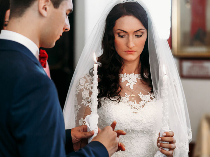 Noces chrétiennes : comment correctement porter son voile lors d'un mariage à l'église ?