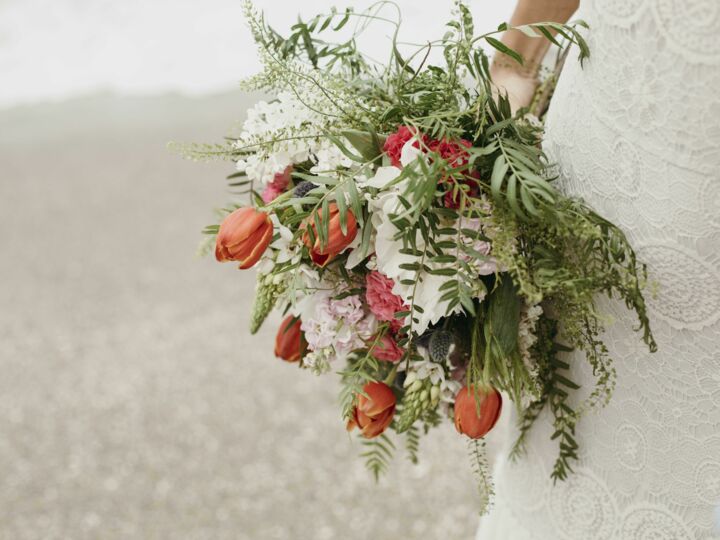 Les 8 fleurs incontournables pour un bouquet de mariée sur le thème champêtre