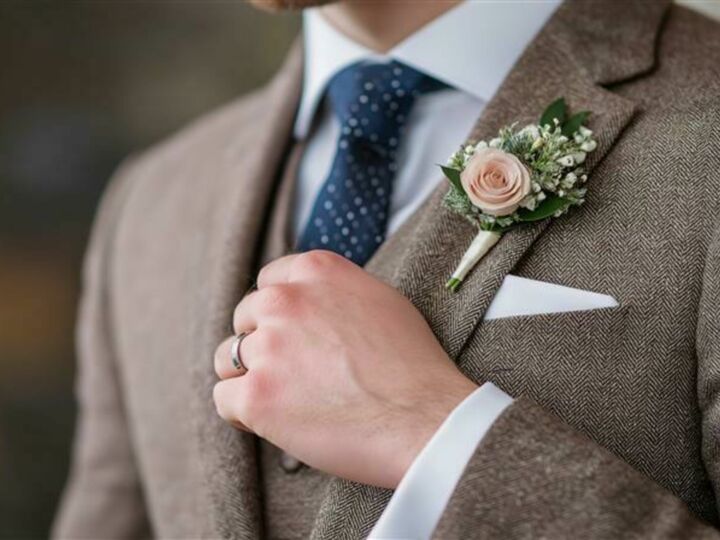 Quel type de fleurs choisir pour sa boutonnière de mariage ?