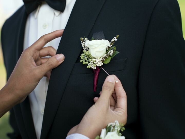 Comment correctement placer et fixer sa boutonnière de mariage ?