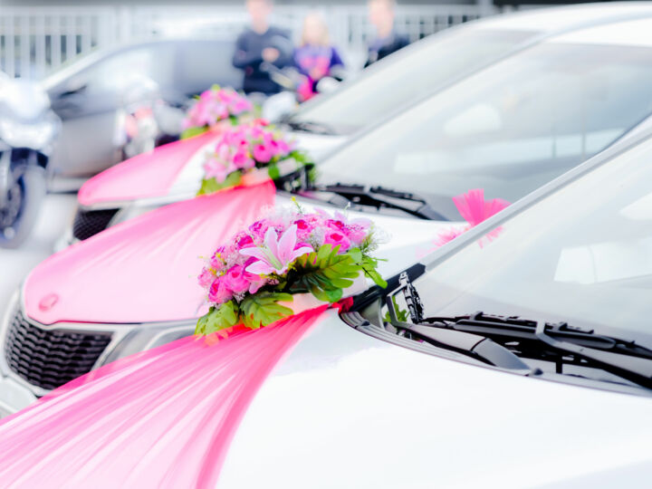 Décoration de voiture pour le mariage : qu’est-ce qui est permis et interdit selon le code de la route ?