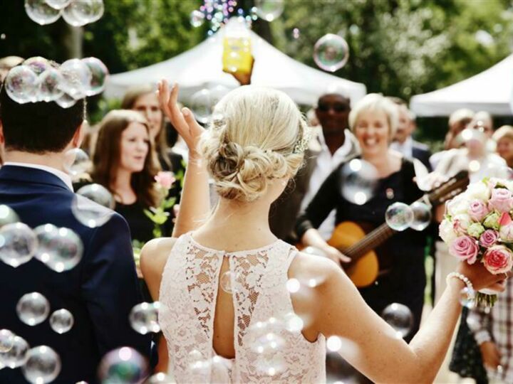 Les secrets du cortège nuptial en France : découvrez tous les symboles cachés
