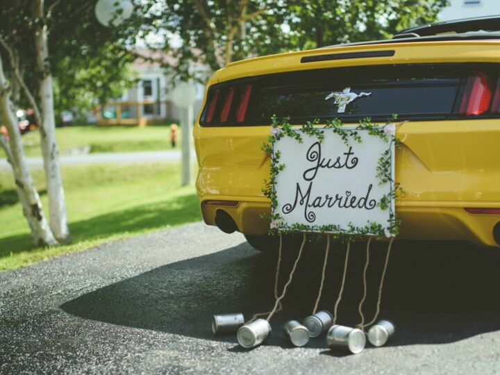 Voiture-balai de mariage : est-il légal de conduire avec des canettes attachées à son véhicule ?