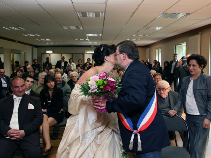 Officiant de mariage : quelles sont les lectures obligatoires lors d'une cérémonie à la mairie ?