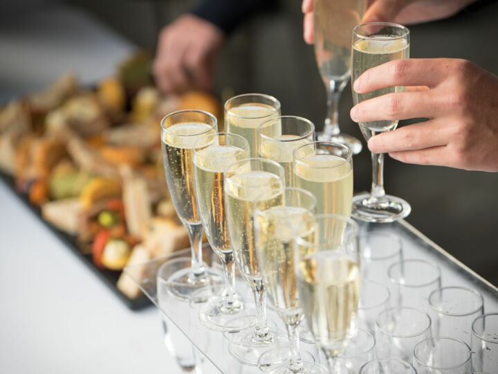 Organiser un vin d’honneur sans dîner de mariage : une bonne idée ?