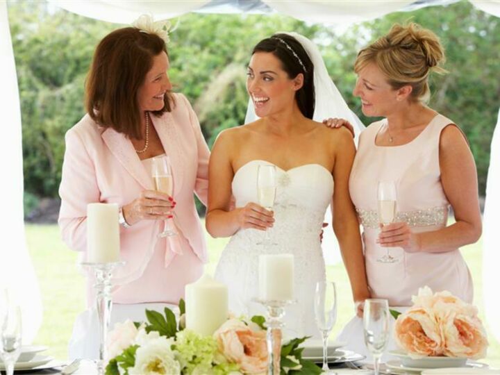 Maman ou belle-mère envahissante : comment fixer des limites avant le mariage ?