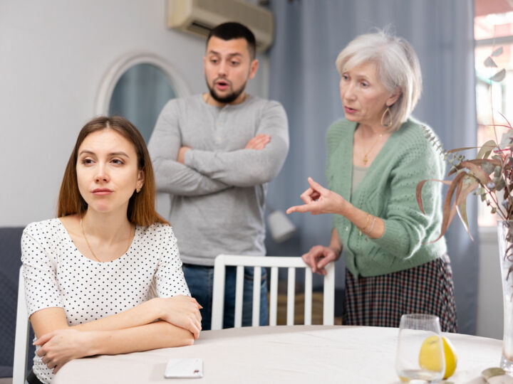 Mariage en vue : comment gérer une belle-mère qui veut tout décider ?
