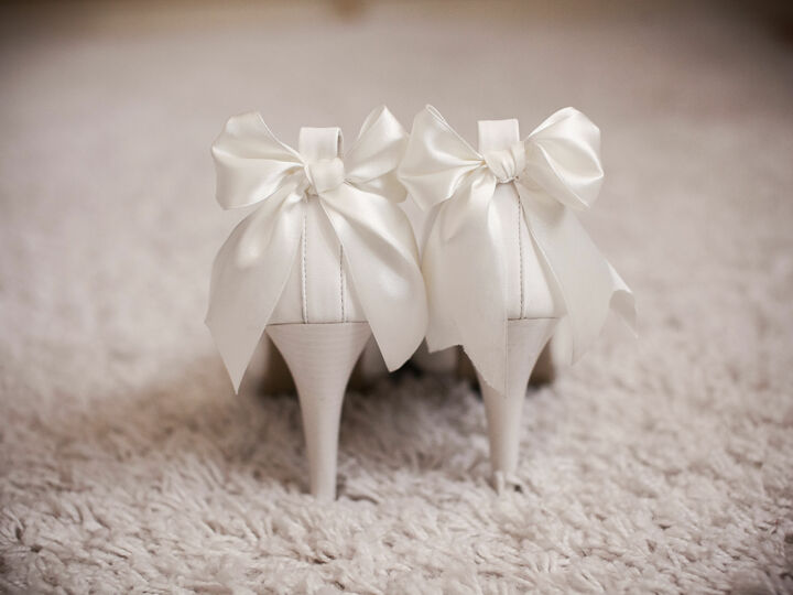 Perles, rubans et strass : comment personnaliser ses chaussures de mariées ?