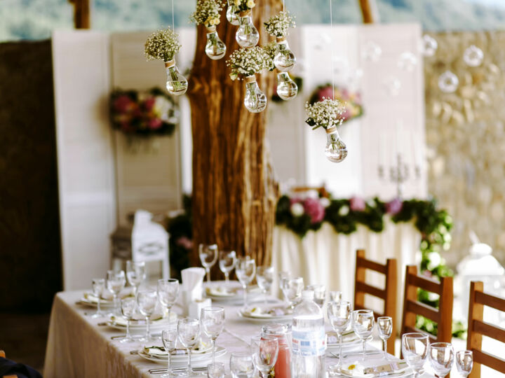 Compositions florales suspendues : mode d’emploi pour une décoration des plus romantiques