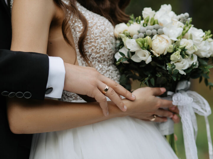 Organiser un mariage en semaine quand on travaille : 10 astuces pour les futurs mariés actifs