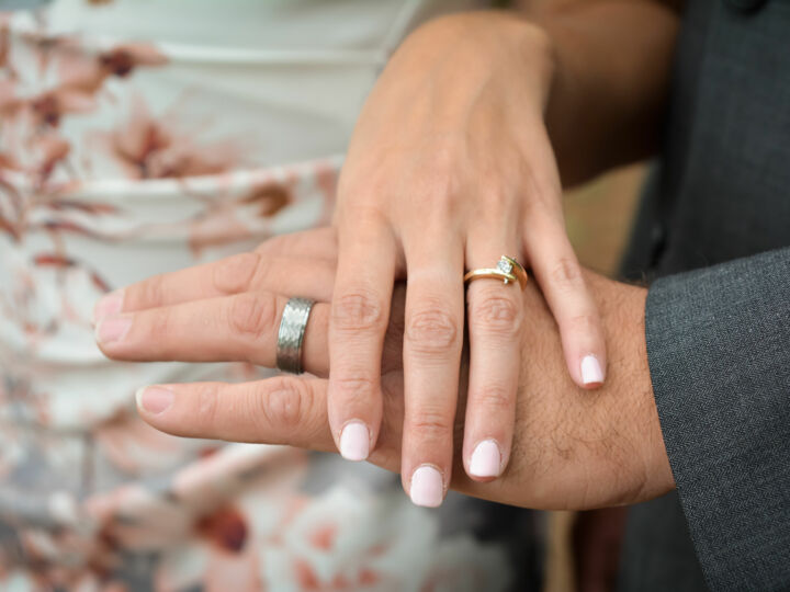 Le symbolisme des chiffres dans les fiançailles : trois gorgées, six rituels et autres mystères numérologiques