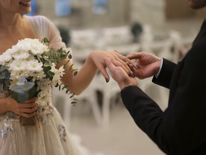 Les "fêtes de fiançailles" : du grand rassemblement brésilien aux cérémonies intimes