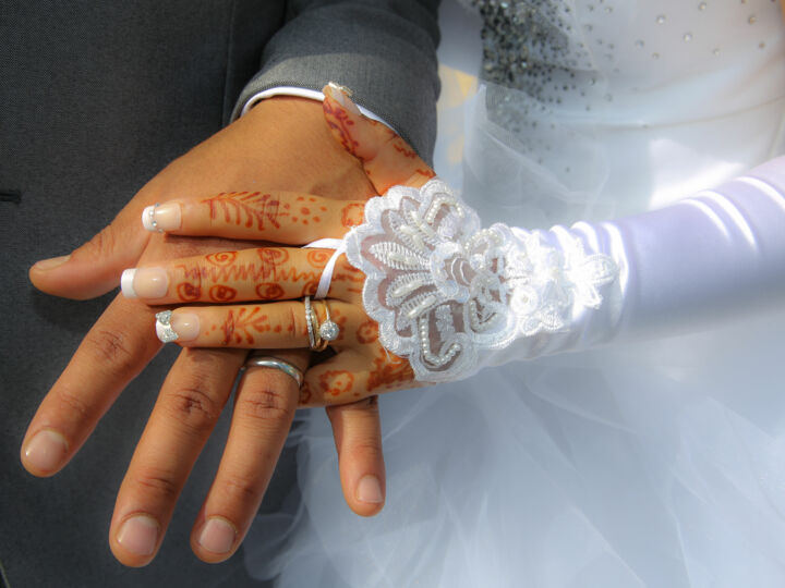 Coutumes de fiançailles à travers les continents : quand l’engagement amoureux prend mille visages