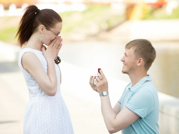 Genou à terre : un geste universel ? Traditions de demande en mariage à travers le monde