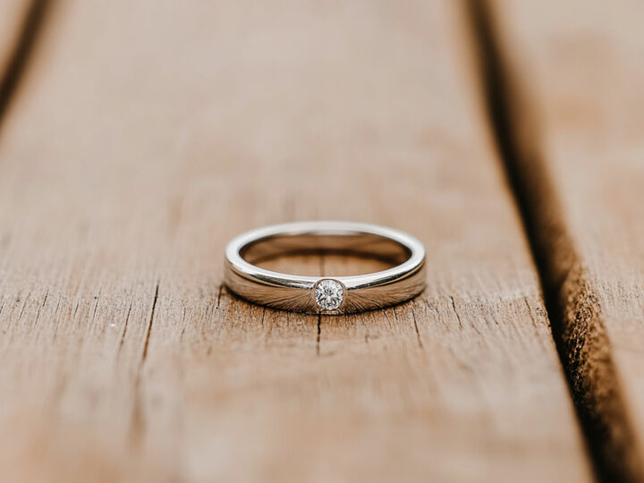 Serti invisible : l’art de faire disparaître les montures pour un bijou de fiançailles tout en éclat