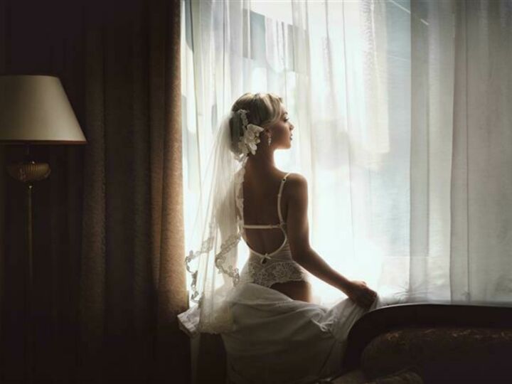 Des corsets aux bodys sculptant : l'histoire (pas si sage) de la lingerie de mariage féminine à travers les siècles