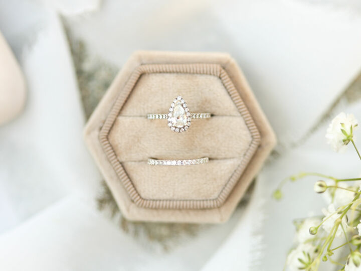 Serti rail : un style moderne et structuré pour une bague de fiançailles originale