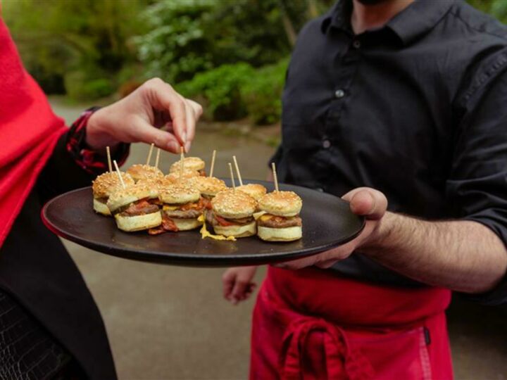 Pizza, kebab, burgers, nuggets : et si la “malbouffe” s’invitait (avec panache) à votre repas de mariage ?