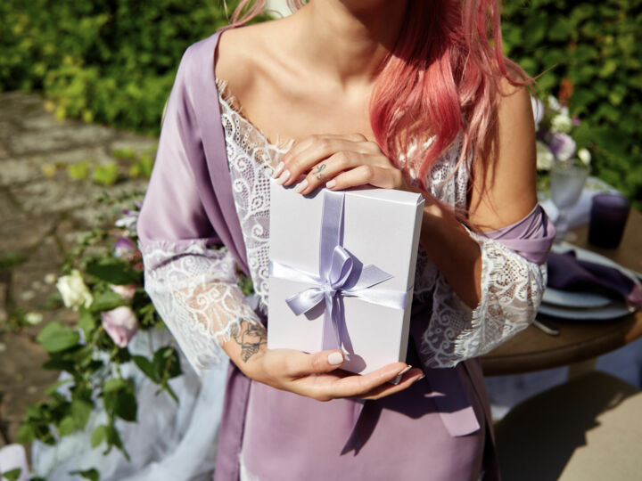 Cadeaux d’engagement : que peuvent offrir les parents aux futurs mariés ?