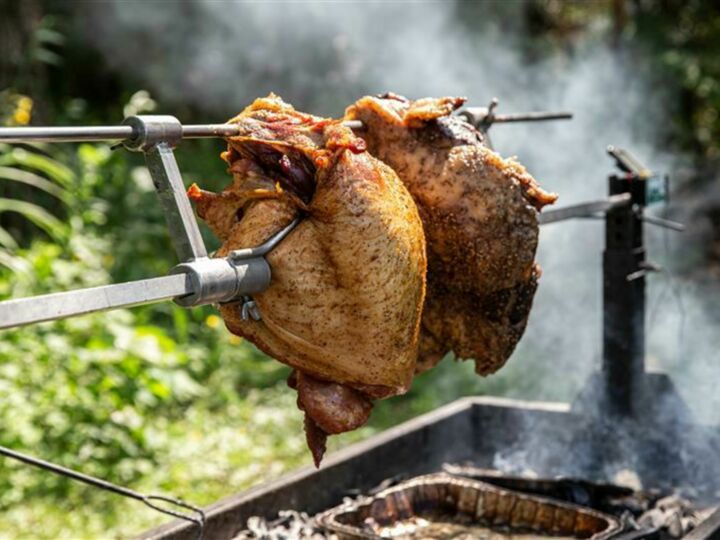 Broches, cochons, volailles : ces 7 viandes qui subliment un mariage grâce à la rôtissoire