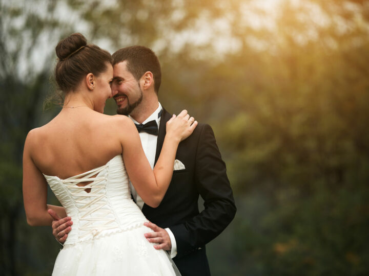 Pourquoi de plus en plus de couples optent pour un split wedding ?