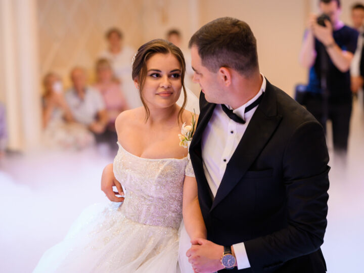 Chorégraphier les émotions : comment rendre visible chaque amour parental sans effacer l’autre lors d'une ouverture de bal ?